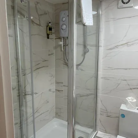 Luxury Townhouse Retreat In With Free Parking *