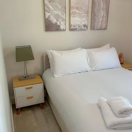 Luxury Townhouse Retreat In With Free Parking *