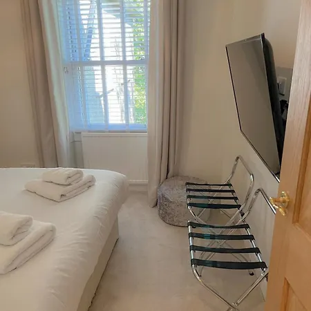 Luxury Townhouse Retreat In With Free Parking