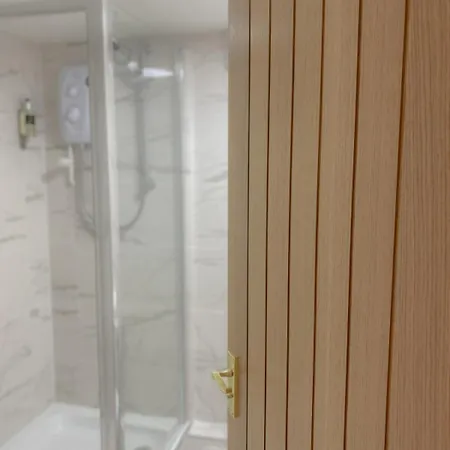 3-bed Victorian Townhouse, Town Centre, Free Parking *