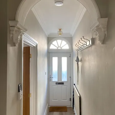 3-bed Victorian Townhouse, District Base, Town Centre, Parking 別荘