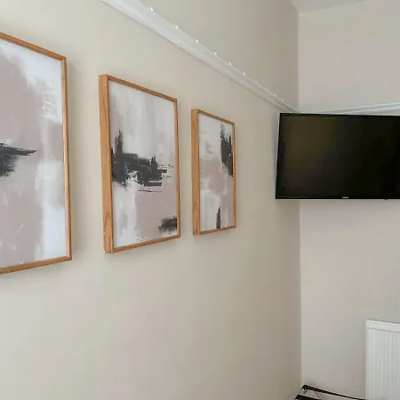 3-bed Victorian Townhouse, District Base, Town Centre, Parking ケンダル
