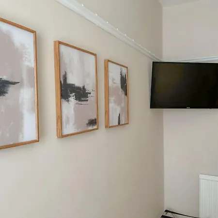 3-bed Victorian Townhouse, Sleeps 6, Garden, Free Parking Kendal