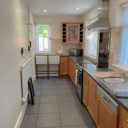 3-bed Victorian Townhouse, District Base, Town Centre, Parking 別荘 *
