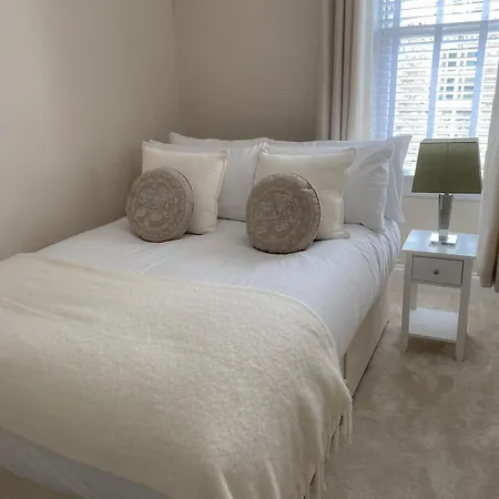 3-bed Victorian Townhouse, District Base, Town Centre, Parking 別荘 *