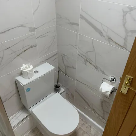 3-bed Victorian Townhouse, District Base, Town Centre, Parking *