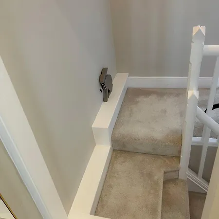 3-bed Victorian Townhouse, District Base, Town Centre, Parking 別荘 *