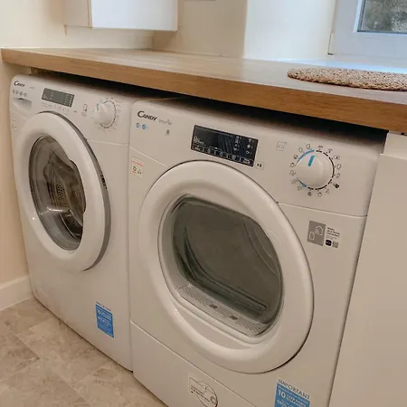 3-bed Victorian Townhouse, District Base, Town Centre, Parking ケンダル
