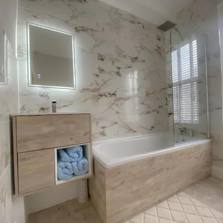 別荘 3-bed Victorian Townhouse, District Base, Town Centre, Parking *