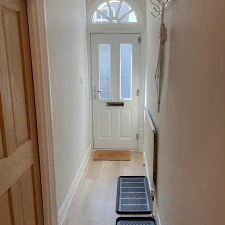 3-bed Victorian Townhouse, District Base, Town Centre, Parking ケンダル
