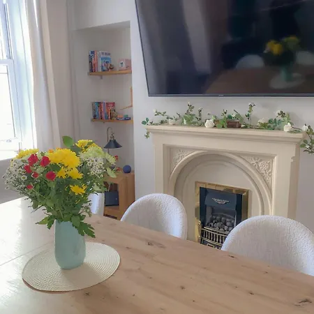 3-bed Victorian Townhouse, District Base, Town Centre, Parking *