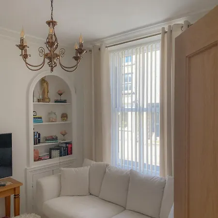 3-bed Victorian Townhouse, District Base, Town Centre, Parking * ケンダル
