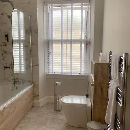 3-bed Victorian Townhouse, Sleeps 6, Garden, Free Parking *
