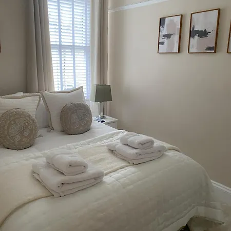 別荘 3-bed Victorian Townhouse, District Base, Town Centre, Parking *