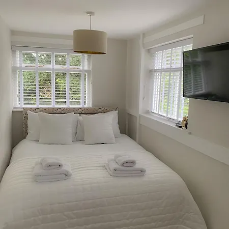 3-bed Victorian Townhouse, District Base, Town Centre, Parking *