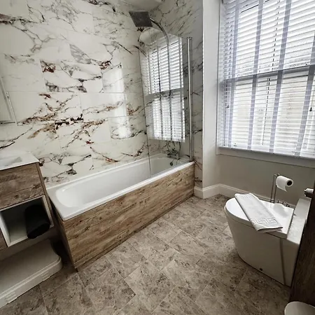 別荘 3-bed Victorian Townhouse, District Base, Town Centre, Parking