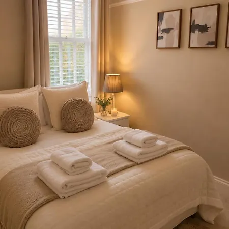 3-bed Victorian Townhouse, District Base, Town Centre, Parking 別荘 *