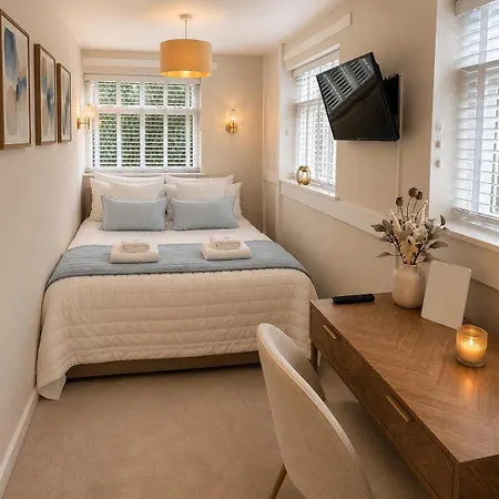 3-bed Victorian Townhouse, District Base, Town Centre, Parking *