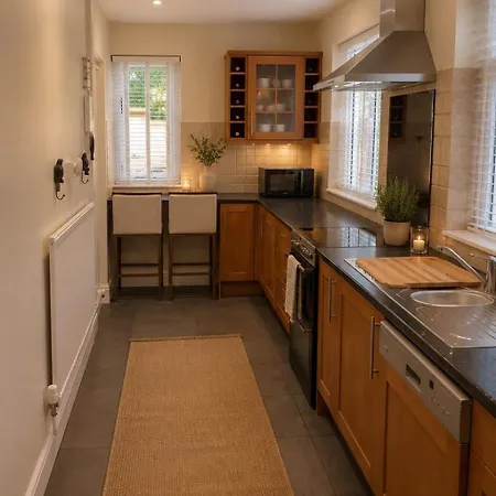 3-bed Victorian Townhouse, District Base, Town Centre, Parking 別荘