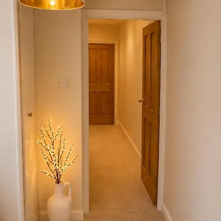 3-bed Victorian Townhouse, District Base, Town Centre, Parking ケンダル