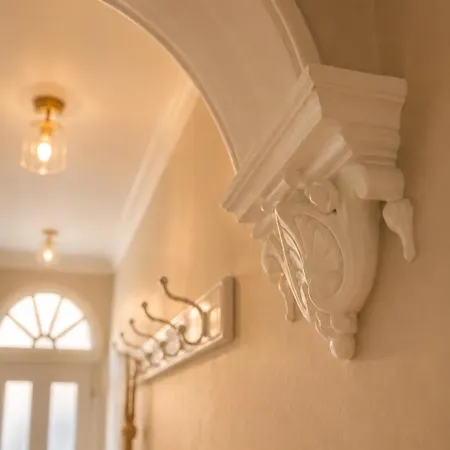3-bed Victorian Townhouse, District Base, Town Centre, Parking * ケンダル