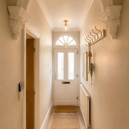 3-bed Victorian Townhouse, District Base, Town Centre, Parking * ケンダル