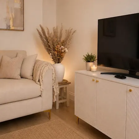 別荘 3-bed Victorian Townhouse, District Base, Town Centre, Parking *