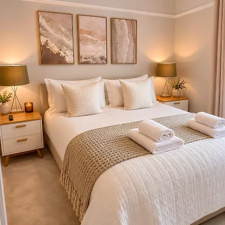 3-bed Victorian Townhouse, District Base, Town Centre, Parking ケンダル