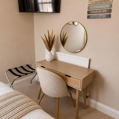 3-bed Victorian Townhouse, District Base, Town Centre, Parking 別荘 *