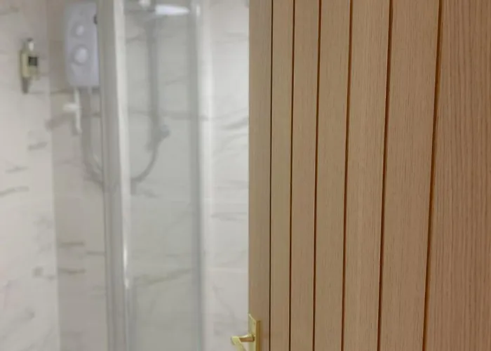 3-bed Victorian Townhouse, Town Centre, Free Parking *