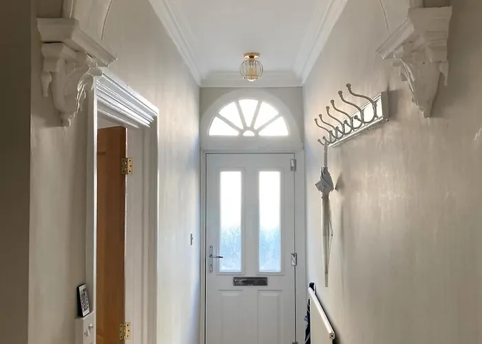 3-bed Victorian Townhouse, Town Centre, Free Parking בית נופש