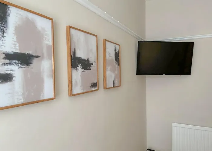 3-bed Victorian Townhouse, Town Centre, Free Parking קנדל