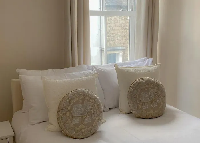 3-bed Victorian Townhouse, Town Centre, Free Parking קנדל