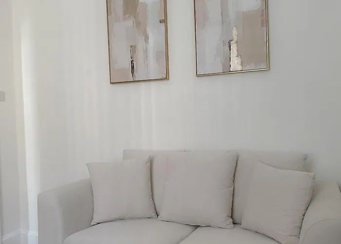 3-bed Victorian Townhouse, Town Centre, Free Parking *