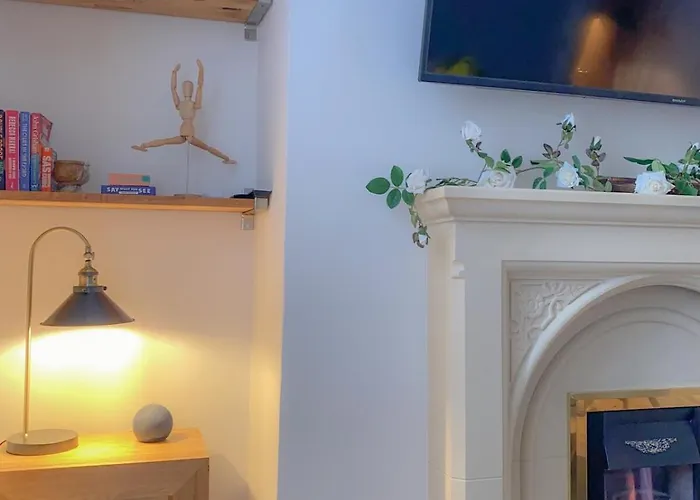 3-bed Victorian Townhouse, Town Centre, Free Parking