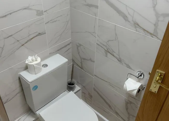 3-bed Victorian Townhouse, Town Centre, Free Parking *