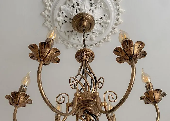 3-bed Victorian Townhouse, Town Centre, Free Parking