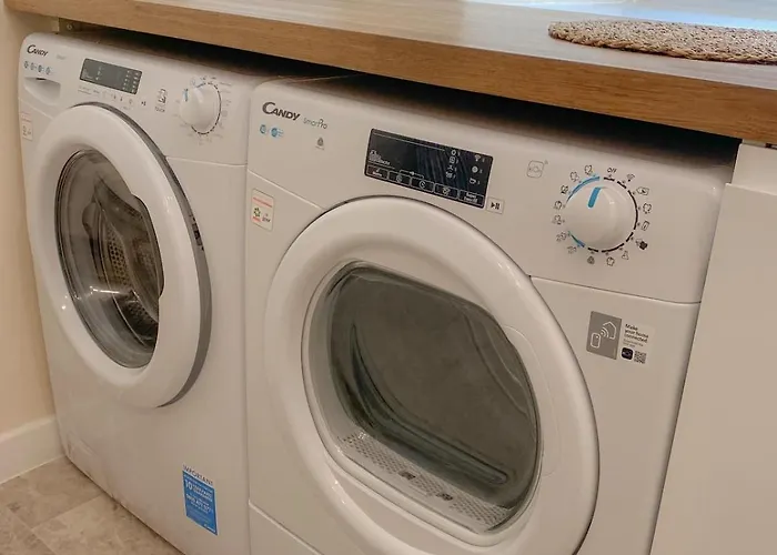 3-bed Victorian Townhouse, Town Centre, Free Parking קנדל