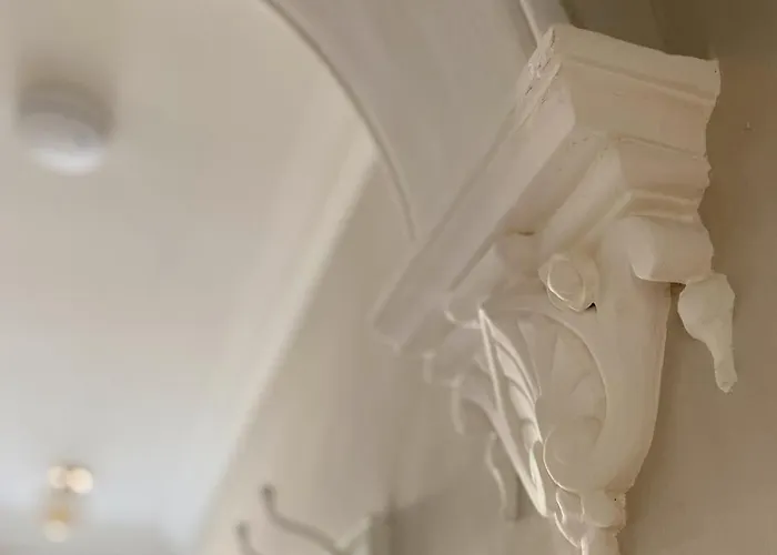 3-bed Victorian Townhouse, Town Centre, Free Parking