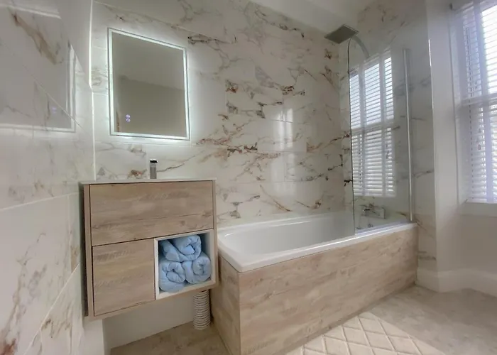 Ferienhaus 3-bed Victorian Townhouse, Town Centre, Free Parking *