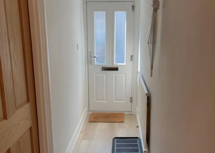 3-bed Victorian Townhouse, Town Centre, Free Parking קנדל