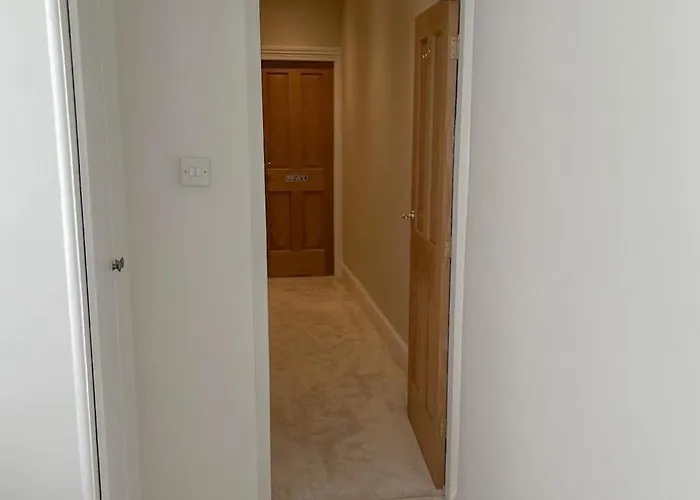 3-bed Victorian Townhouse, Town Centre, Free Parking