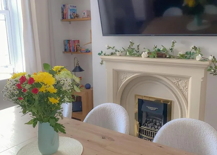 3-bed Victorian Townhouse, Town Centre, Free Parking *