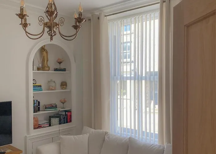 3-bed Victorian Townhouse, Town Centre, Free Parking * קנדל