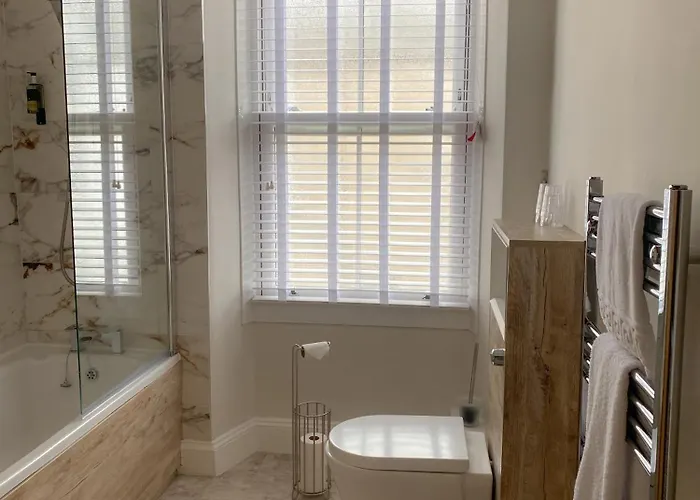 3-bed Victorian Townhouse, Town Centre, Free Parking *