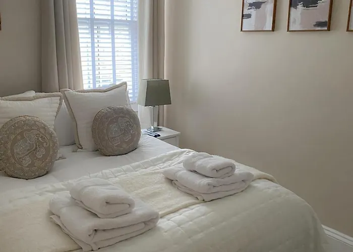 Ferienhaus 3-bed Victorian Townhouse, Town Centre, Free Parking *