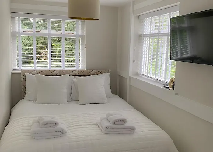 3-bed Victorian Townhouse, Town Centre, Free Parking *