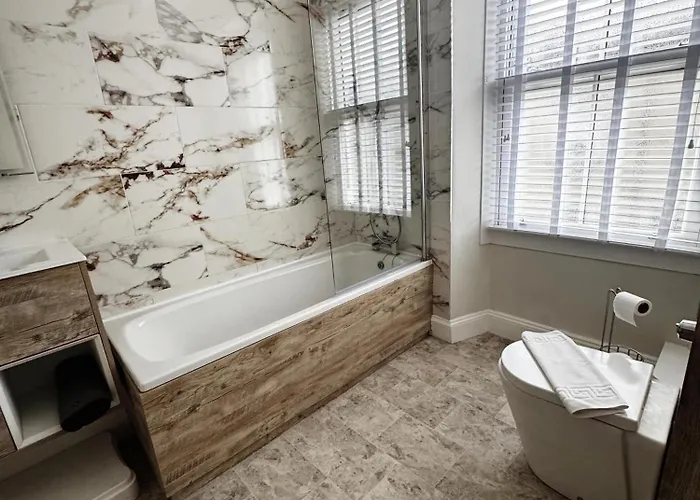 בית נופש 3-bed Victorian Townhouse, Town Centre, Free Parking